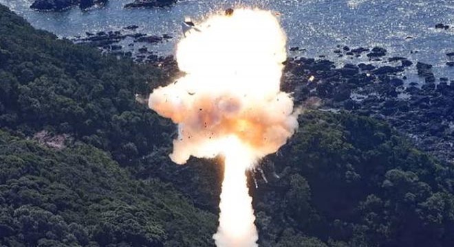 Space One roketi fırlatıldıktan saniyeler sonra patladı