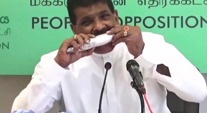 Sri Lanka’da eski bakan basın toplantısında çiğ balık yedi