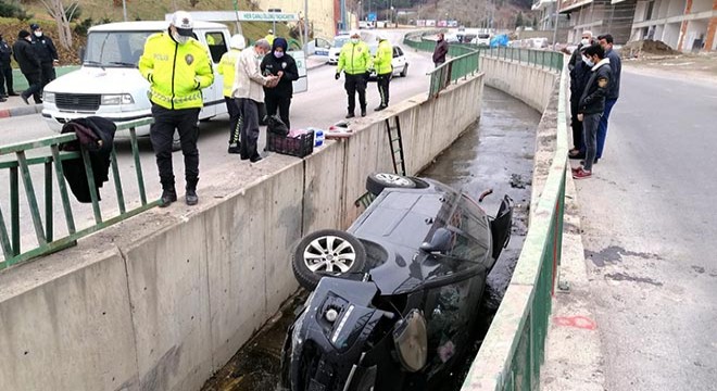 Su kanalına düşen otomobilin sürücüsü yaralandı