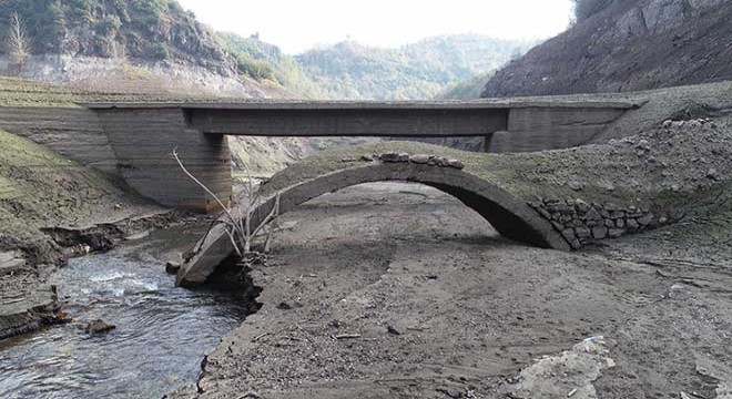 Sular çekildi, eski köprüler ortaya çıktı