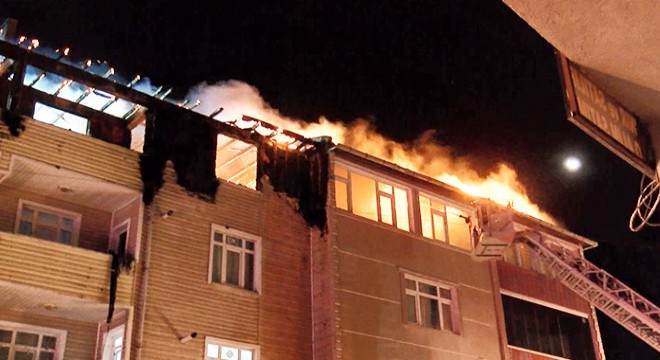 Sultanbeyli’de 3 bina alev alev yandı