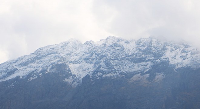 Sümbül Dağı na mevsimin ilk karı yağdı