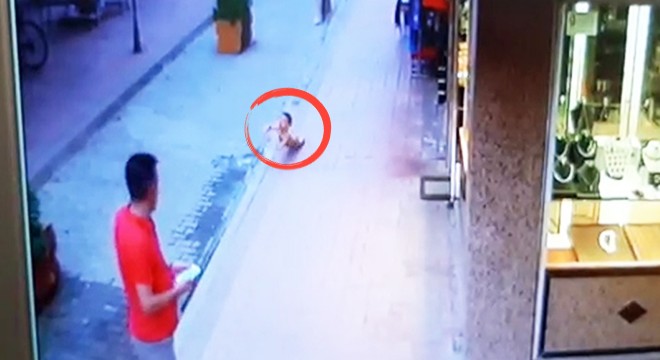Suriyeli çocuğun üçüncü kattan düşüşü kamerada