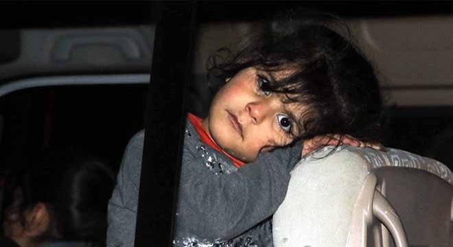 Suriyeli kaçakların minibüsündeki çocuk, bakışıyla yürek burktu