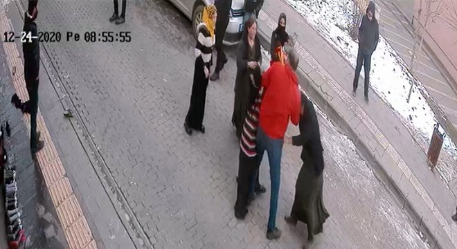 Suriyeli kadınların saç koparan sokak kavgası kamerada