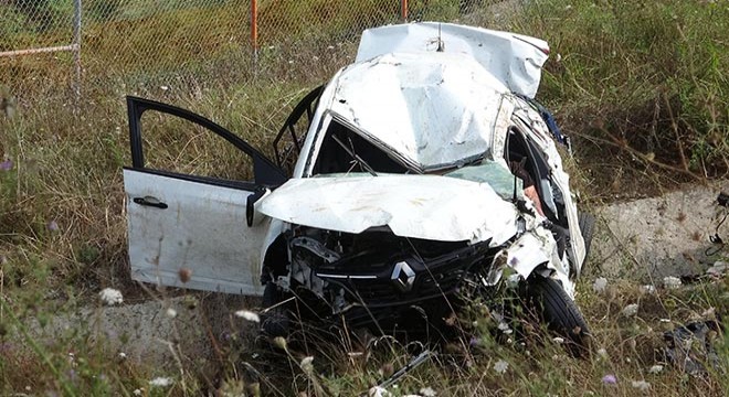 Sürücü ve 2 oğlu öldü, eşi yaralandı