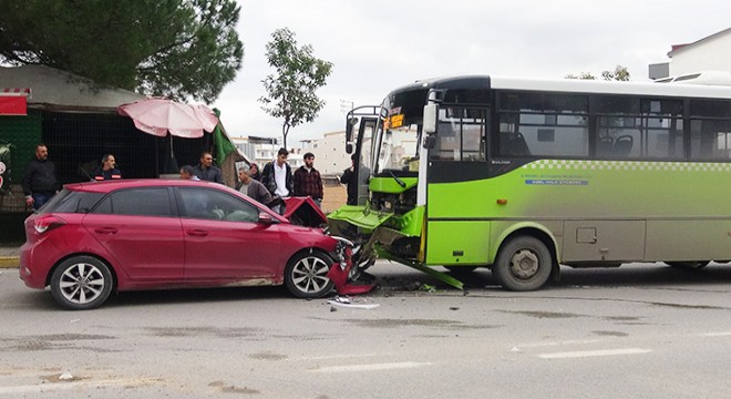 Sürücüsü rahatsızlanan otomobil, halk otobüsüne çarptı