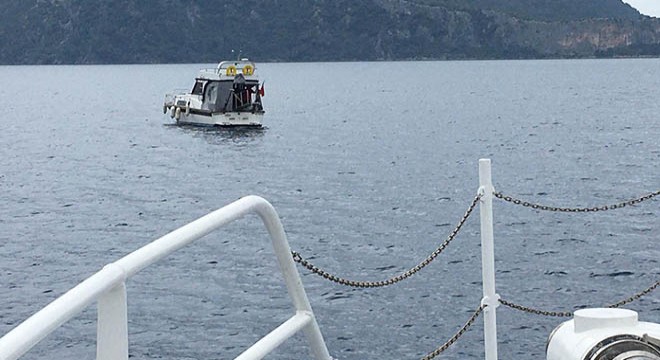 Sürüklenen teknedeki 3 kişi, kurtarıldı