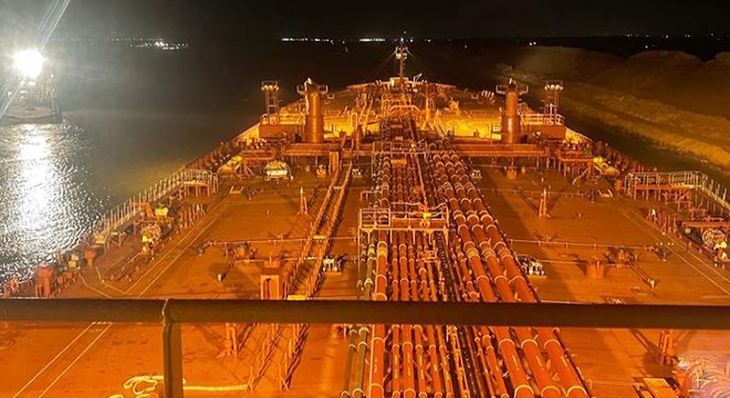 Süveyş Kanalı’nı tıkayan 64 bin tonluk gemi saatler içinde kurtarıldı