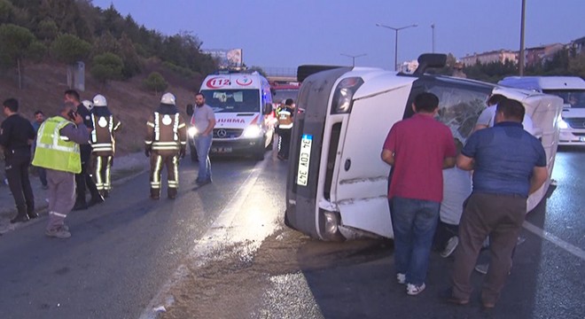 TEM Otoyolu nda servis minibüsü devrildi : 5 yaralı