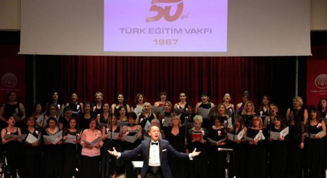 TEV üyeleri, türküleri kız öğrenciler için söyledi