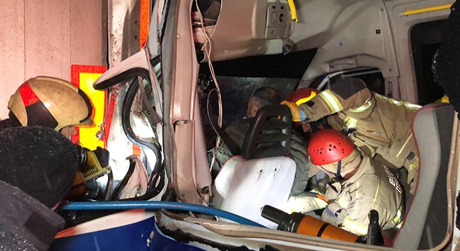 TIR a arkadan çarpan yolcu minibüsündeki 4 kişi yaralandı