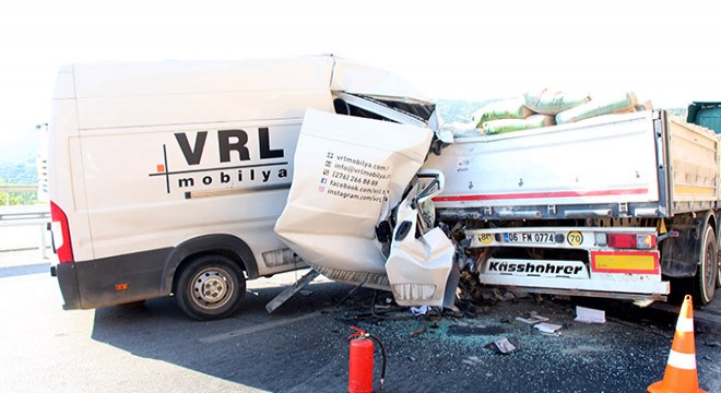 TIR a çarpan kamyonet sürücüsü yaralandı