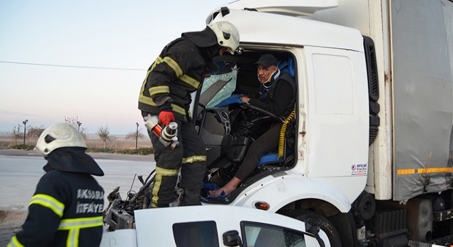 TIR a çarpan kamyonun şoförü, kurtarıldı