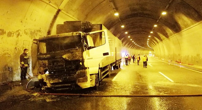 TIR yandı, Bolu Dağı Tüneli ulaşıma kapandı