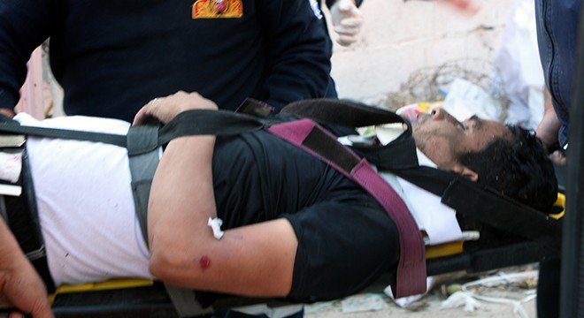Tadilat sırasında yıkılan duvarın altında kalan işçi yaralandı