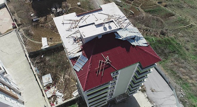 Tahliye edilen binanın çatısı uçtu, mahalleli tedirgin