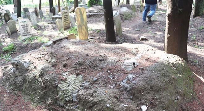 Tahrip edilen mezarların üzerini harçla kapattılar