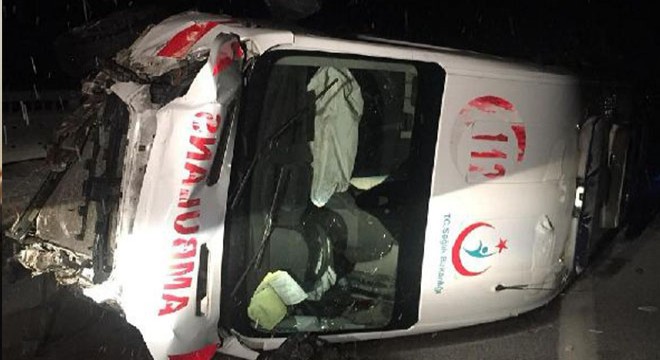 Taksi, devrilen ambulansa çarptı: 10 yaralı