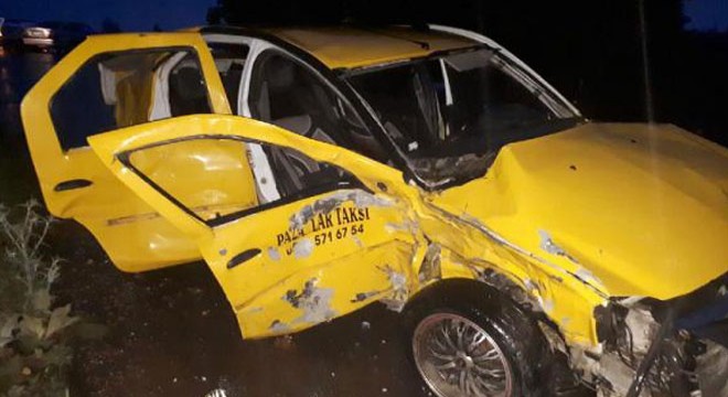 Taksi ile hafif ticari araç çarpıştı: 2 ölü, 5 yaralı