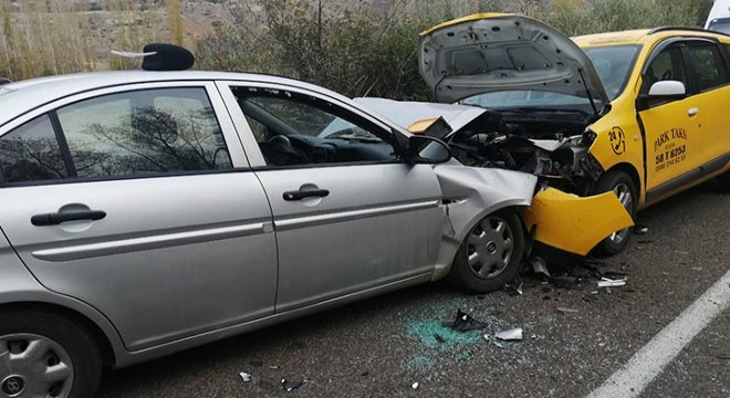 Taksi ile otomobil çarpıştı: 1 ölü, 3 yaralı