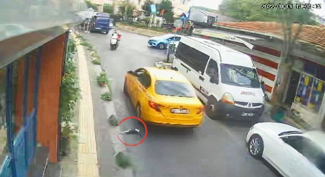 Taksi şoförü yavru kediyi ezip kaçtı