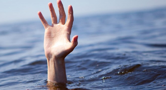 Taksici, serinlemek için girdiği denizde boğuldu
