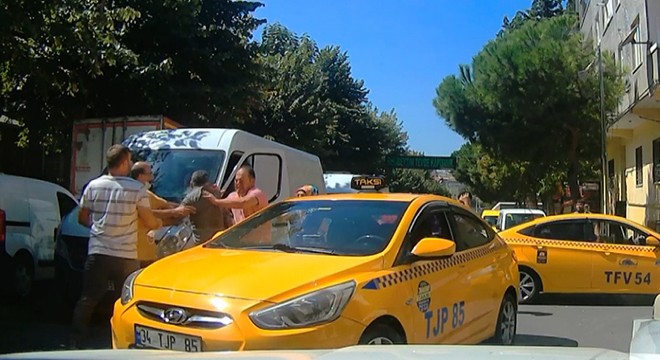 Taksicilerin yumruklu sopalı kavgası kamerada