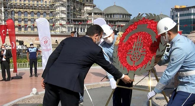 Taksim Cumhuriyet Anıtı nda 19 Mayıs töreni