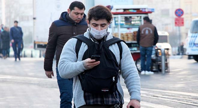 Taksim Meydanı nda maskeli  koronavirüs  önlemleri