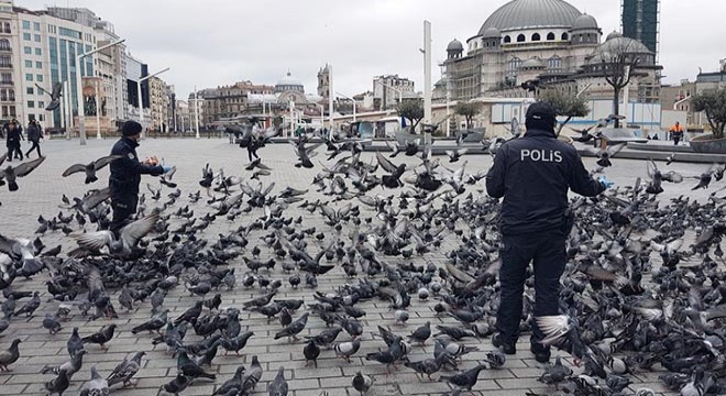 Taksim de aç kalan güvercinleri polisler besledi