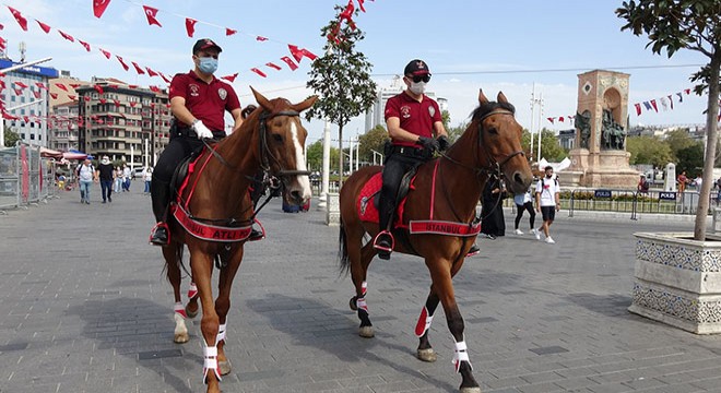 Taksim de atlı polislerden koronavirüs denetimi