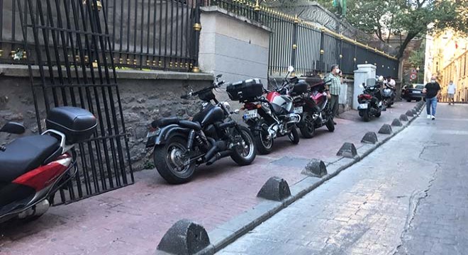 Taksim’de kaldırımlarda motosiklet işgali