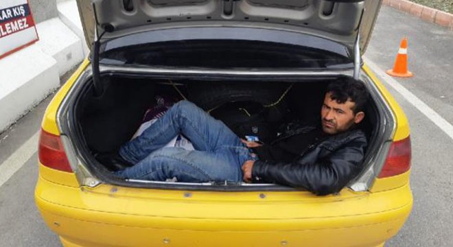 Taksinin bagajından Afgan kaçak çıktı