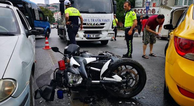 Taksiyle çapışan motosikletli polisin ayağı kırıldı