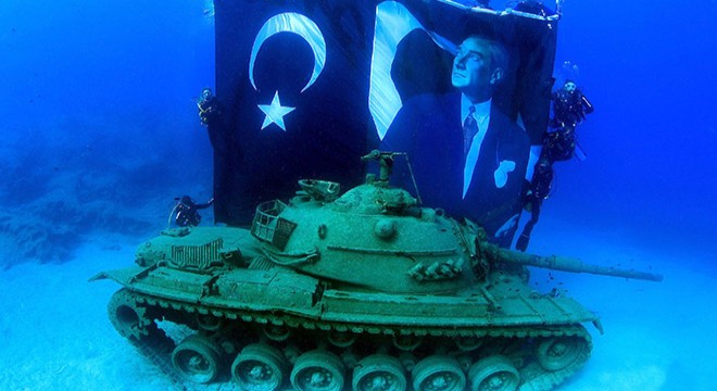 Tank batığına dalıp, Türk bayrağı ve Atatürk posteri açtılar
