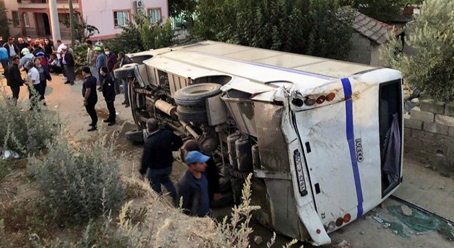 Tanker, tarım işçilerini taşıyan midibüse çarptı: 26 yaralı