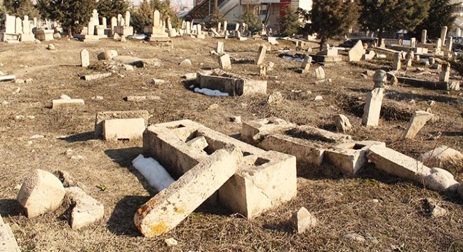 Tarihi Sancaktar Mezarlığı nda mezar taşları depremde kırılmış