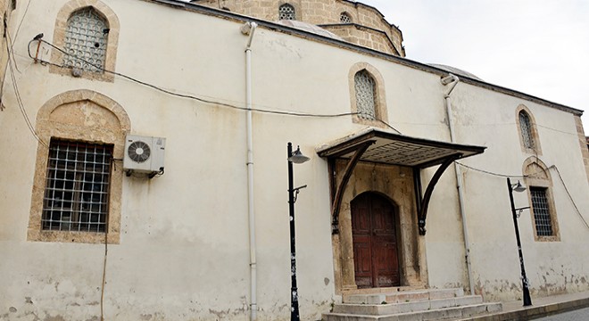 Tarihi cami açılmadan vandallar kirletti