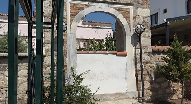 Tarihi kilisenin kapılarına duvar örülmesine suç duyurusu