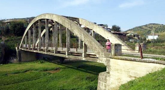 Tarihi köprünün onarılması isteniyor