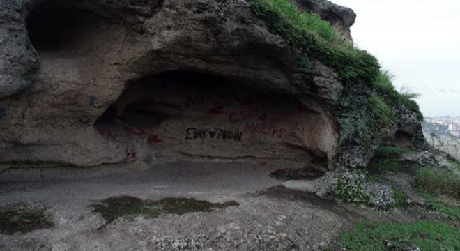 Tarihi mağaralara sprey boyalı aşk ilanı