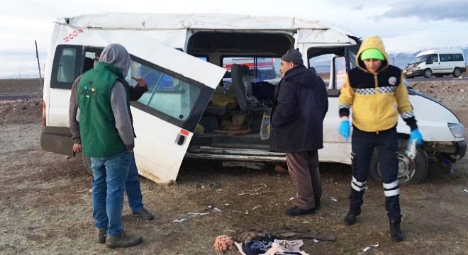Tarım işçilerini taşıyan minibüs devrildi: 8 yaralı