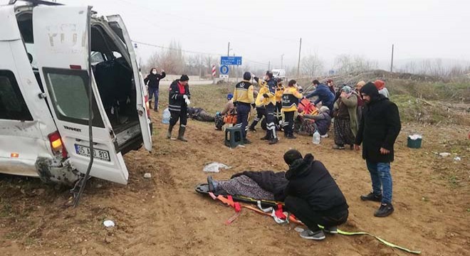 Tarım işçilerini taşıyan minibüs şarampole düştü: 19 yaralı