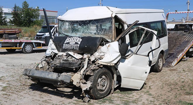 Tarım işçilerinin minibüsü, kamyonete çarptı: 17 yaralı