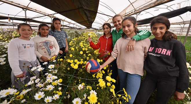 Tarım işçisi kız öğrencilerden şampiyon voleybolcu yetiştirdi