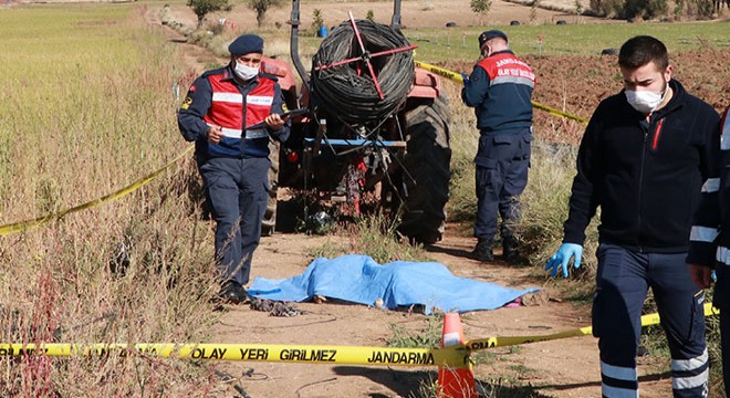 Elbisesini traktörün şaftına kaptırıp öldü
