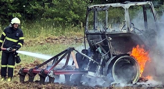 Tarlayı sürerken traktörü alev alev yandı