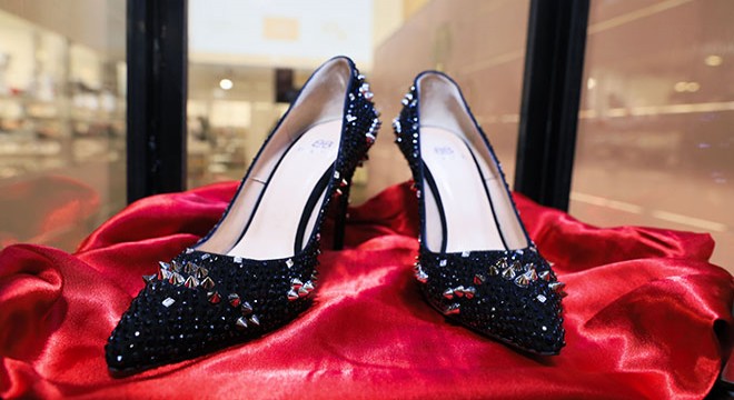 Taş süslemeli kadın ayakkabısı, 104 bin TL ye satıldı