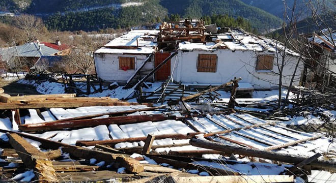 Taşköprü de fırtına evlerin çatısını uçurdu